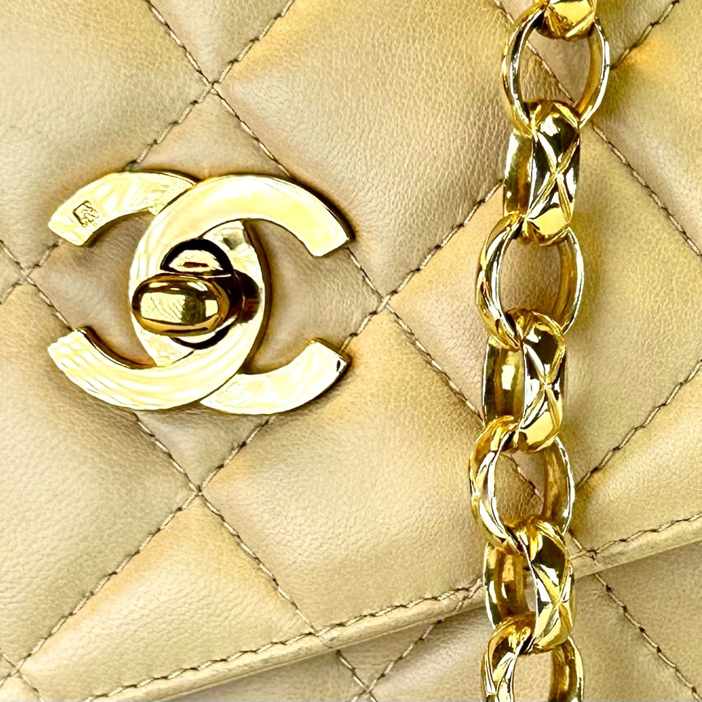 CHANEL Cream Quilted Bag with Gold Chain - Picture 2 of 16
